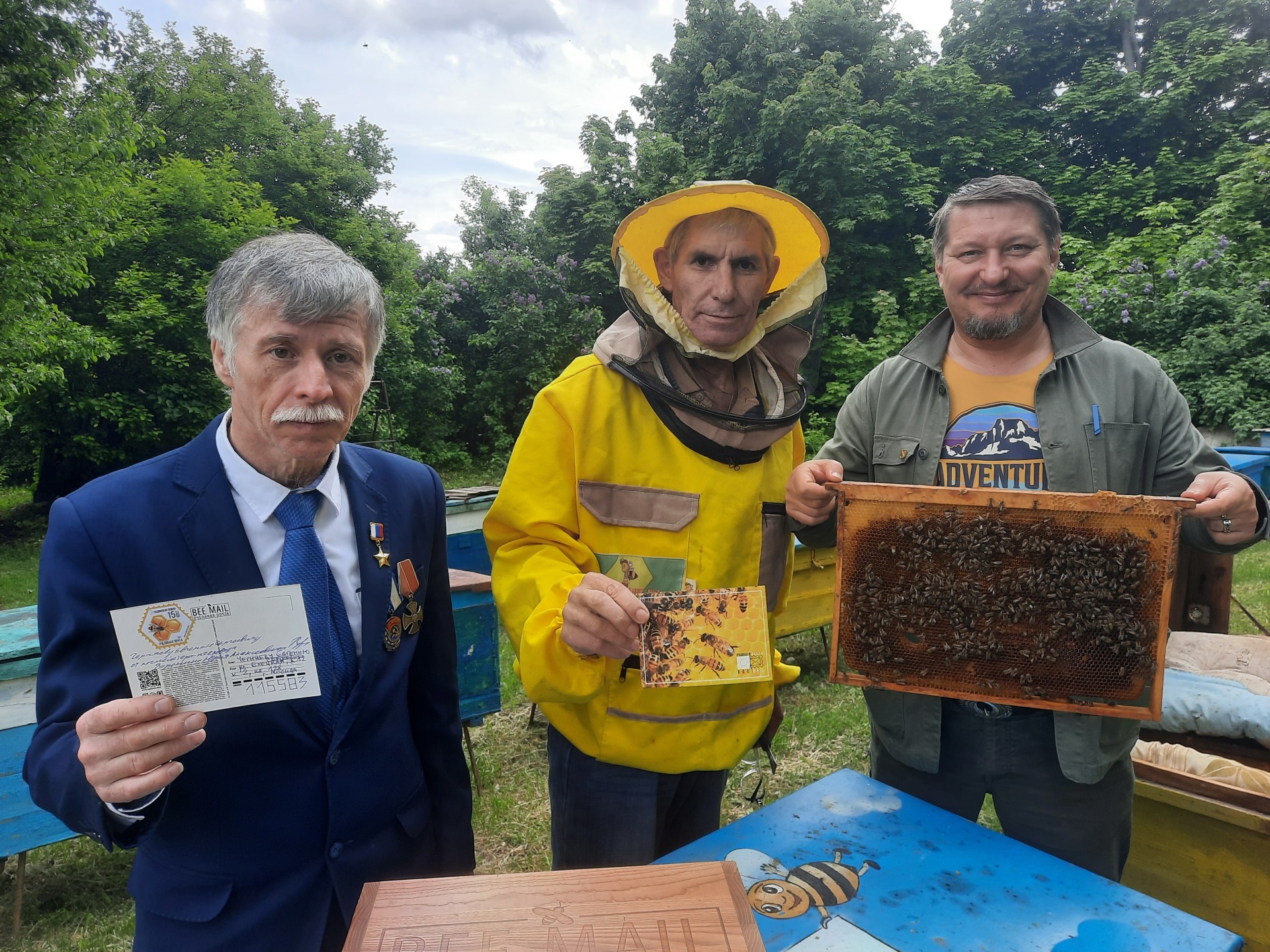 Член ПКО РГО – ОИАК во Всемирный день пчел создал 